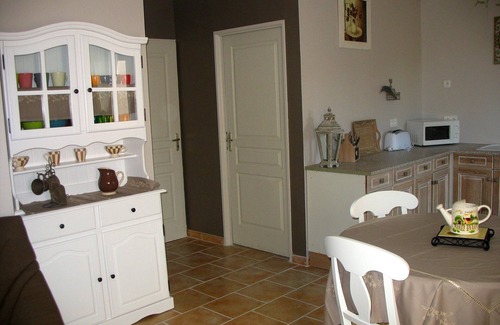 Pernes-les-Fontaines Cottage | The Enclos des Fontaines gite located in the pearl of the county