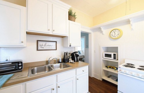Stuart House | THE FAMILY REUNION COMPOUND AT OLD COLORADO INN