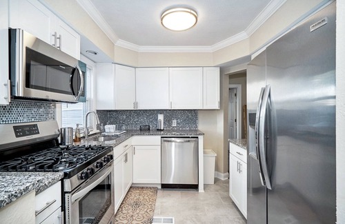 Norfolk House | “The Family Spot” near airport, shopping, & more.