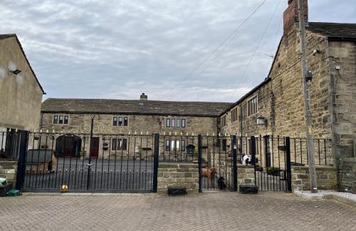 Leeds House | The Farm House Modern spacious 2 bedroom home at Tong road Leeds perfect for contractors free secure parking