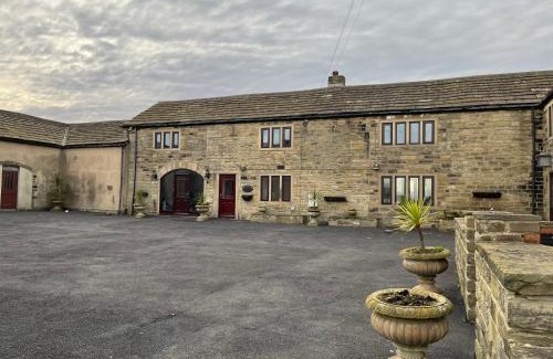Leeds House | The Farm House Modern spacious 2 bedroom home at Tong road Leeds perfect for contractors free secure parking
