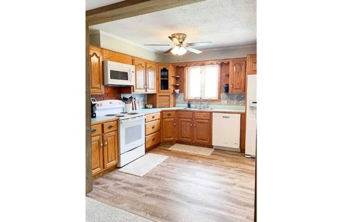 Harrisonville House | The Farmhouse at Pleasant Ridge | Hot tub