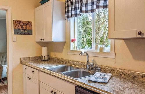 Sequim House | The Farmhouse Cozy 4 Bedroom Escape with Hot Tub