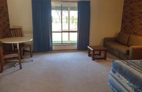 Finley Hotel | The Finley Palm Motor Inn