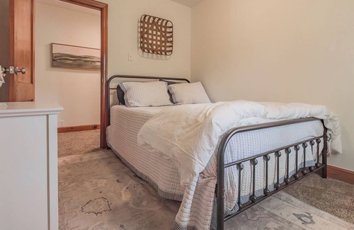 South Pittsburg House | The Fleetwood - Charming Cottage with Game Room