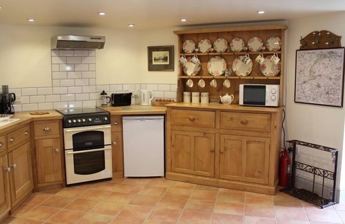 Corton Cottage | THE FOLLY AT CASTLEBRIDGE, pet friendly, with open fire in Mere
