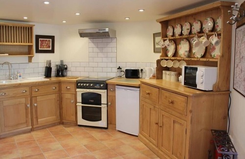 Corton Cottage | THE FOLLY AT CASTLEBRIDGE, pet friendly, with open fire in Mere