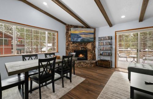 Whispering Forest House | The Fox Den - Hot Tub, Smart TV, Electric Fireplace