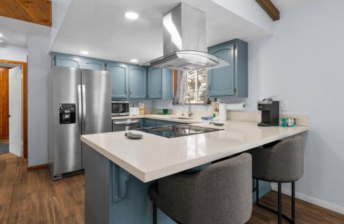 Whispering Forest House | The Fox Den - Hot Tub, Smart TV, Electric Fireplace