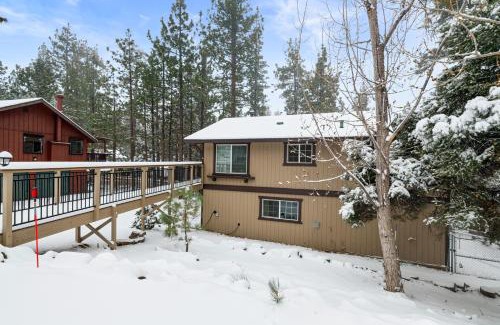 Whispering Forest House | The Fox Den - Hot Tub, Smart TV, Electric Fireplace