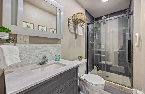 University Park Apartment | The Fox Den in Old Town! Pool, Sauna & Game Room