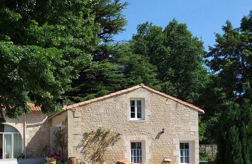 Saint-Martial-de-Vitaterne House | The house in the shade of the lime trees