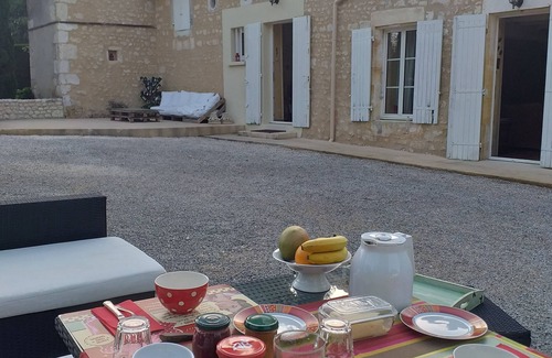 Saint-Martial-de-Vitaterne House | The house in the shade of the lime trees