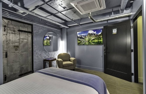 East Aurora Hotel | The Frank Jelly Nash Room @ The Bank