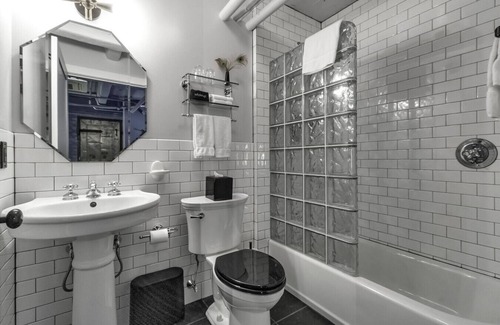 East Aurora Hotel | The Frank Jelly Nash Room @ The Bank