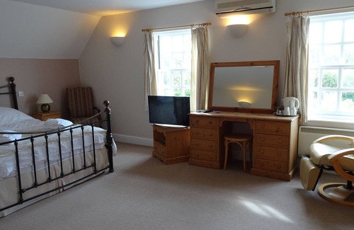 Penwood Hotel | The Furze Bush Inn
