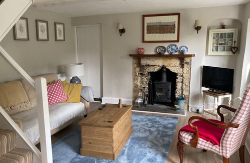 Inchbrook House | THE GARDEN COTTAGE, pet friendly, with open fire in Nailsworth