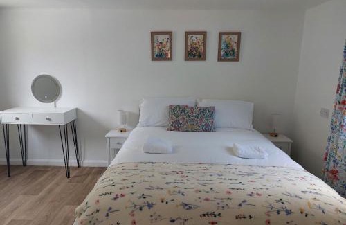 Hewish House | The Garden Room at Poplar Cottage