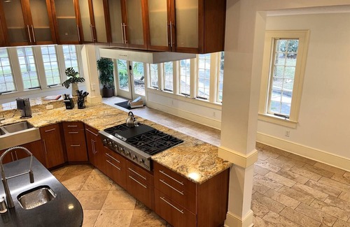 Duckpond House | The Gator Manor – 6 Bedrooms Walk to UF/Stadium