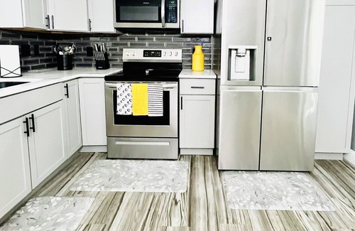 Ladson Apartment | The Gemstone Newly Renovated, Stylish, Spacious 2 Bedroom, 3 Beds,1 Bathroom