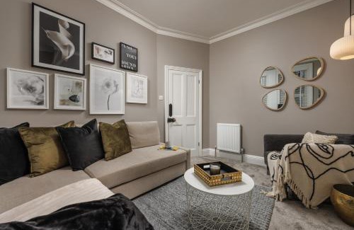 Plymouth House | THE GETAWAY! 3 Bed House - Plymouth - Sleeps 7 - Free Parking - Habita Property