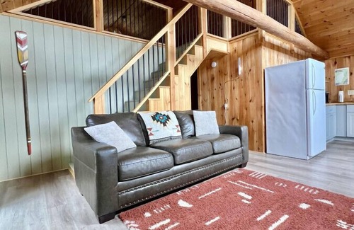 Burnham Cabin | The Getaway- A Cozy Lakeside Cabin