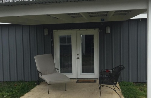 Horseshoe Lake House | “The Giggling Gecko”