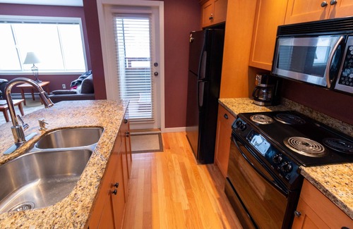 Big White Ski Resort Apartment | The Glade Escape | Ski-in/out Village Location | Private Hot Tub | Gas Fireplace