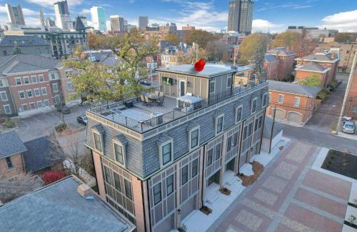 Downtown Columbus House | The Golden Hour - Luxury and Rooftop Hot Tub