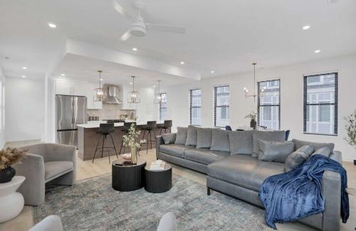 Downtown Columbus House | The Golden Hour - Luxury and Rooftop Hot Tub
