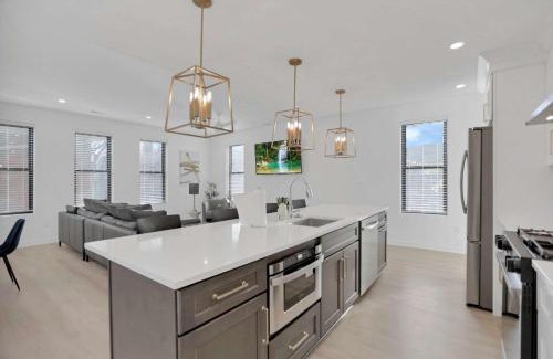 Downtown Columbus House | The Golden Hour - Luxury and Rooftop Hot Tub