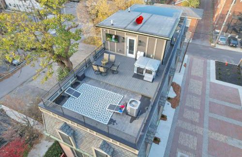 Downtown Columbus House | The Golden Hour - Luxury and Rooftop Hot Tub