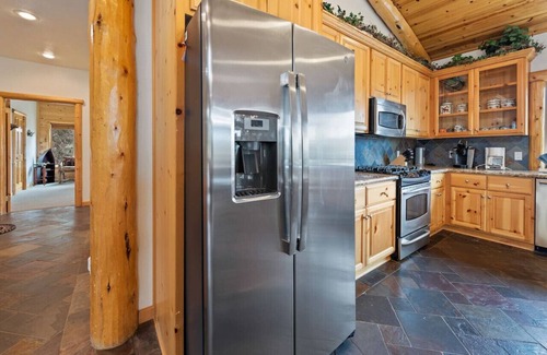 Castle Glen Estates House | The Golden Oak Retreat