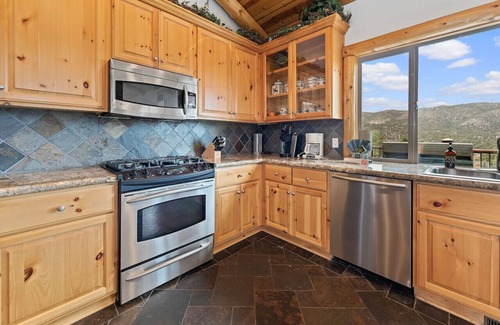 Castle Glen Estates House | The Golden Oak Retreat
