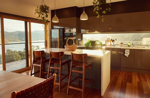 Huon Resort | The Good House - Luxury Retreat - Wood Fired Hot Tub