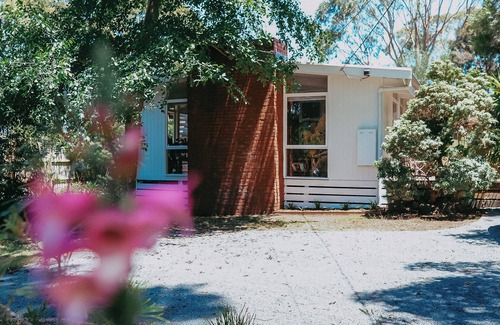 Balnarring Cottage | The Good Place: cute cottage with lush garden. Walk to cafes, brewery & shops.