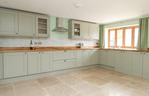 Burton Bradstock House | THE GRANARY, BURTON BRADSTOCK, family friendly in Burton Bradstock
