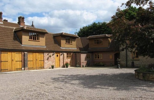Newark upon Trent House | The Granary Cottage, 10 acres set within the gated grounds of Newstead Abbey.