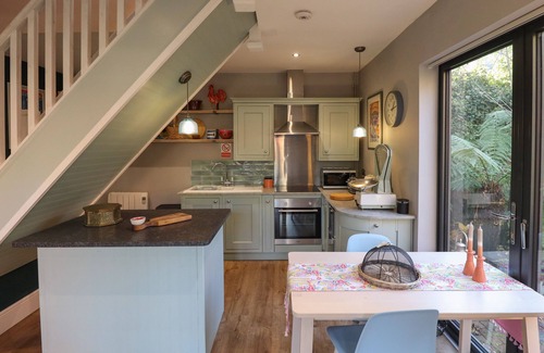 Gainsborough Cottage | THE GRANARY OWL HOUSE, romantic, with a garden in Pilham