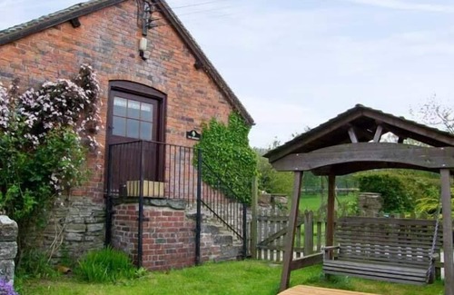 Craven Arms Cottage | THE GRANARY, pet friendly, character holiday cottage in Craven Arms