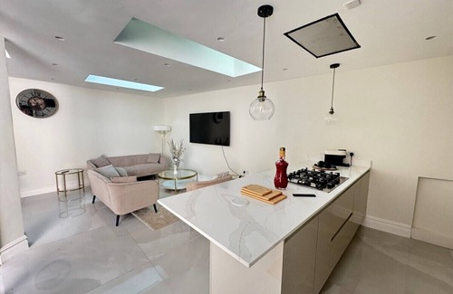 Kilburn Apartment | The Grand Royal Kilburn House - 4BR/3BR w Parking
