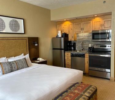Park City House | The Grand Summit Hotel in the Canyons Village - Walk to Ski Lift - Pool, Gym, Spa, More!