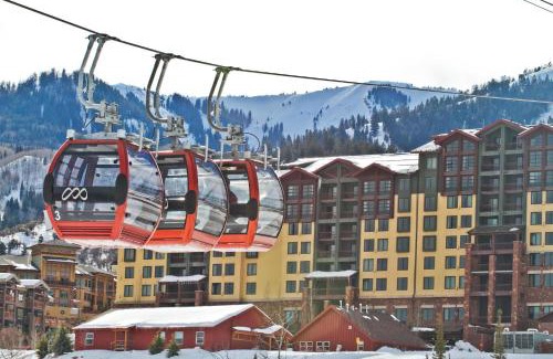 Park City House | The Grand Summit Hotel in the Canyons Village - Walk to Ski Lift - Pool, Gym, Spa, More!