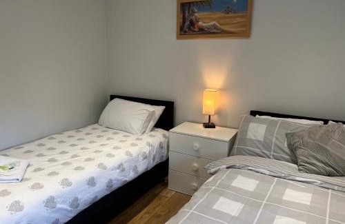 Walpole Apartment | The Grande Residence - Close to Central London & Next to Northfield Tube station