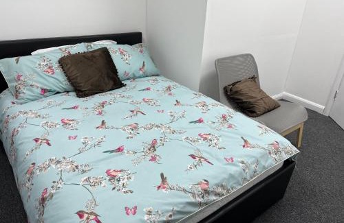Walpole Apartment | The Grande Residence - Close to Central London & Next to Northfield Tube station