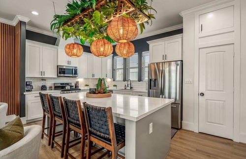 South Central Houston House | The Green Haus: Luxxe Cabana Rooftop Retreat