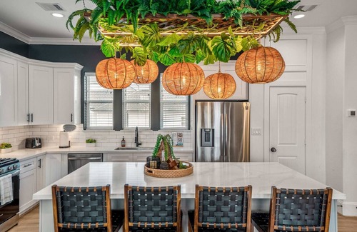 South Central Houston House | The Green Haus: Luxxe Cabana Rooftop Retreat