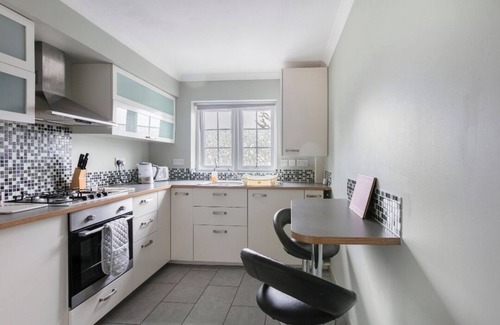 Bray on Thames Apartment | The Green Views for Contractors, Family/Couples, Tourists