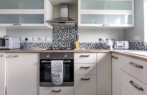 Bray on Thames Apartment | The Green Views for Contractors, Family/Couples, Tourists