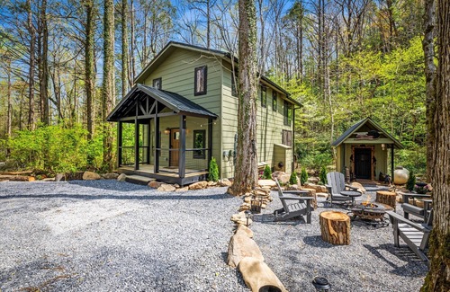 Rocky Grove Cabin | "The Greenhouse" NEW - 450ft to Trailhead